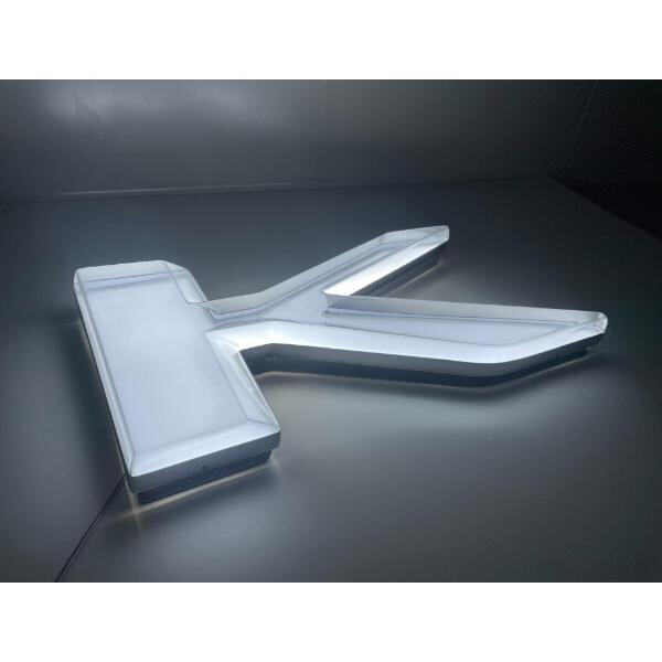 耐久性が高く省エネな照明付き看板で店舗正面をより印象的に強化しましょう