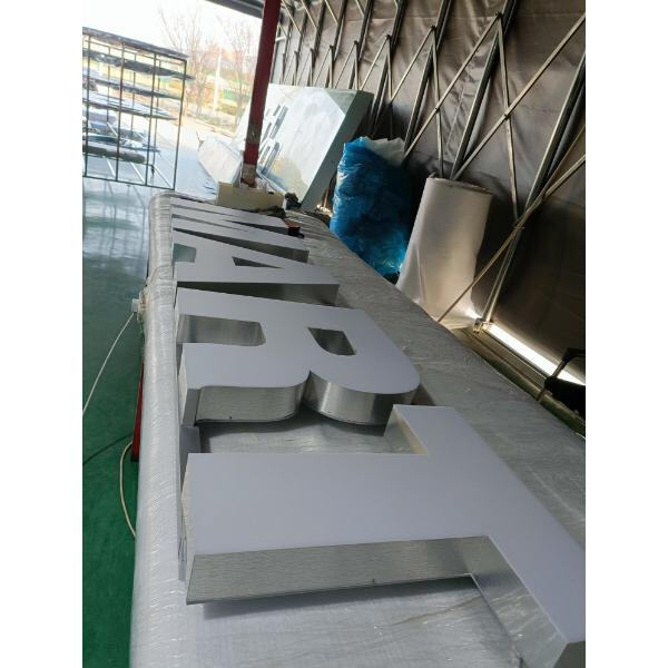 Maximize a visibilidade com sinalização personalizada para eventos ao ar livre