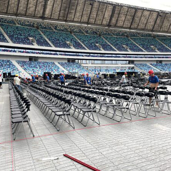 Naše rolovatelná podlaha na ochranu trávníku a trávy T-02 použitá na jednom koncertě na jednom ze stadionů v Tokiu v Japonsku v roce 2023