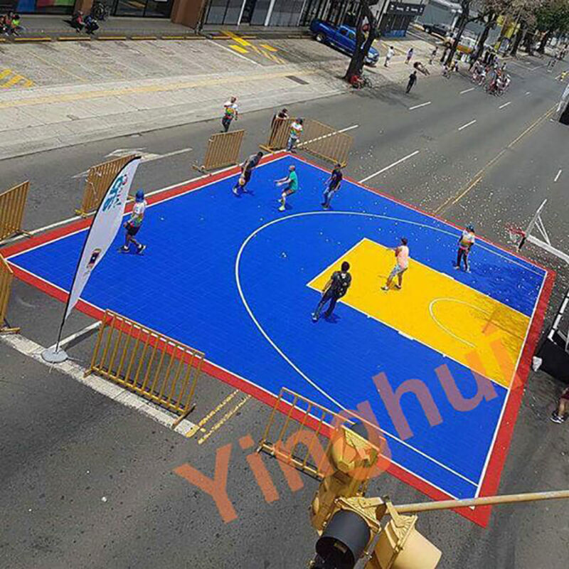 当社のポータブル屋外 3×3 バスケットボール コート床材は、米国の街路で使用されています。
