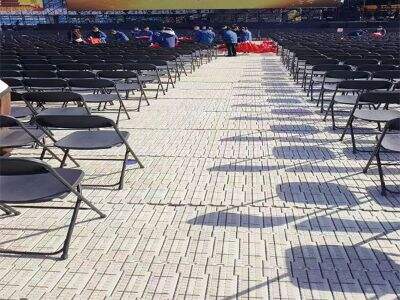 Временное напольное покрытие для мероприятий, защищающее натуральный газон без снижения несущей способности