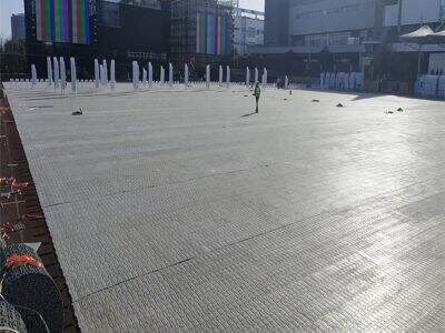 Как модульные временные напольные покрытия меняют логистику концертов на стадионах и уход за газоном