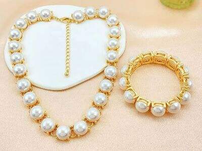 Por que um colar choker de strass é perfeito para usar à noite e em eventos