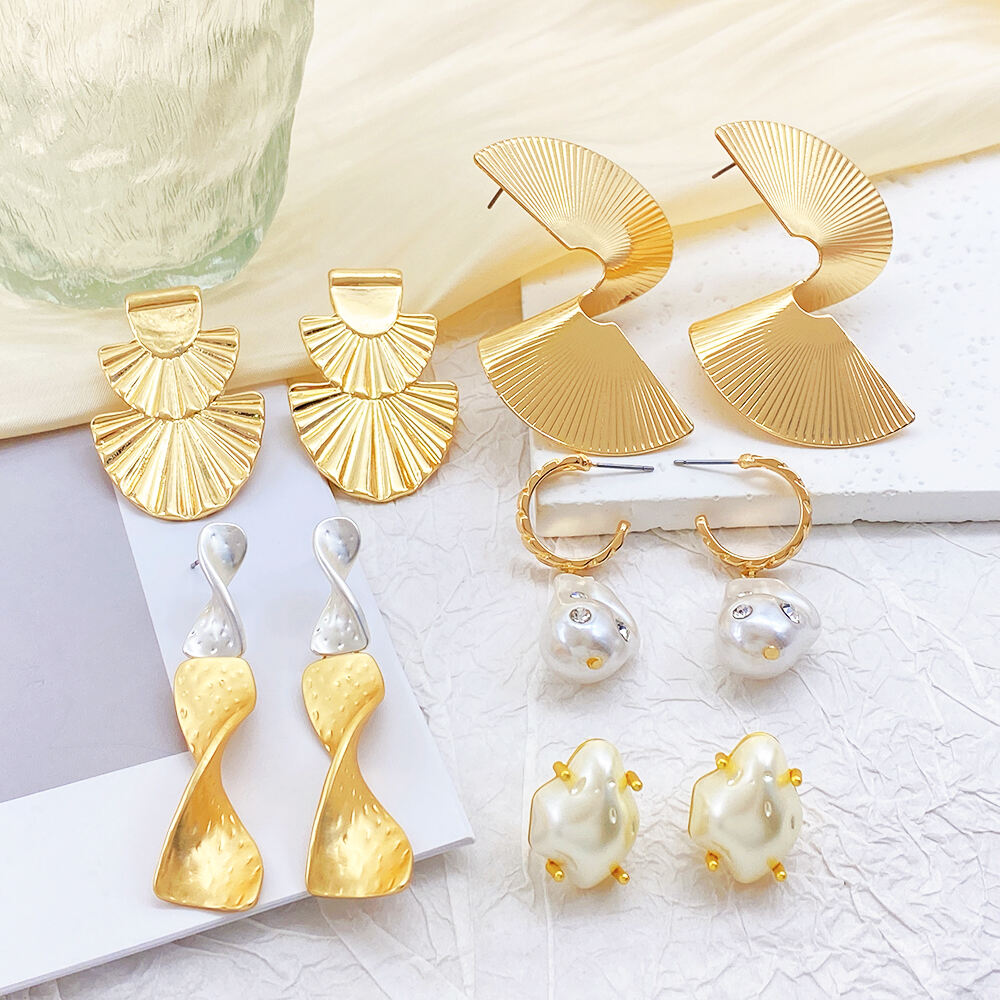Wholesale Custom Design Geometric Classic Alloy Golden Women Earring for Diamond Gold and Silver Plating details