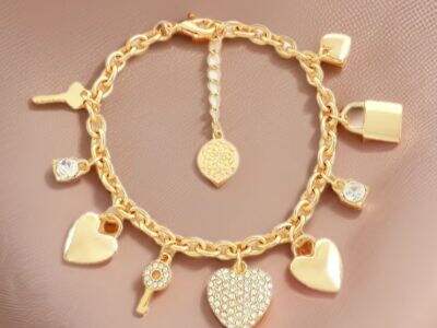 Vamos explorar a tendência de tornozeleiras com letras douradas para joias personalizadas