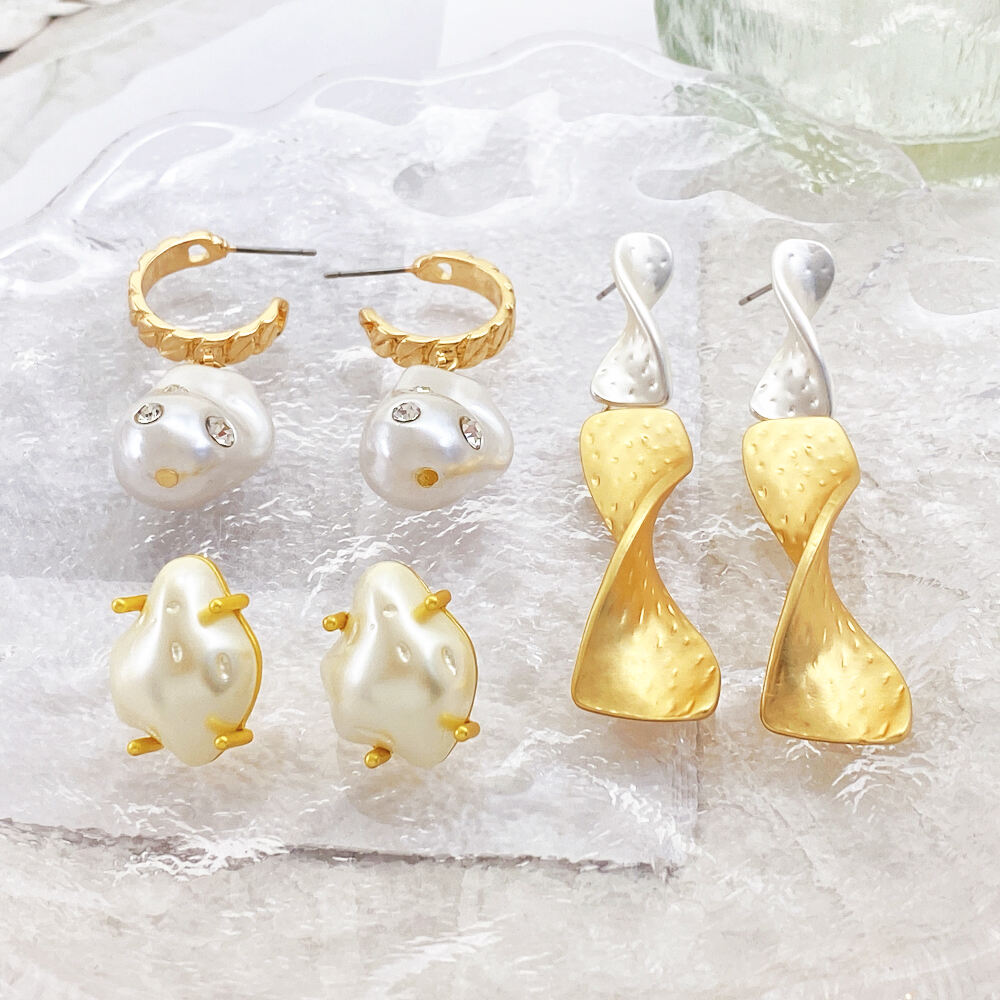 Wholesale Custom Design Geometric Classic Alloy Golden Women Earring for Diamond Gold and Silver Plating manufacture