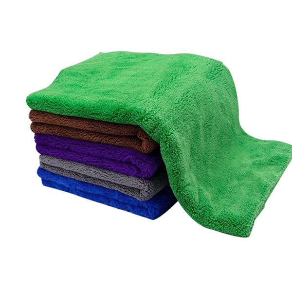 Soft and Plush Towel Car for Scratch-Free Drying and Detailing