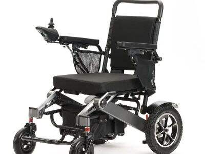 Understand the folding mechanism design and safety performance of foldable electric wheelchairs.