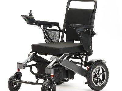 What are the key factors affecting the folded size and load-bearing capacity of foldable electric wheelchairs?