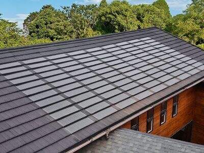 Whats the difference between grid-tied and off-grid solar systems, and how do they work?