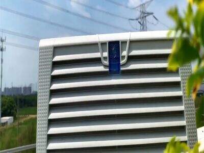 Effiziente Wärmeableitungslösungen: Vor- und Nachteile der erzwungenen Luftkühlung gegenüber natürlicher Wärmeableitung bei Schaltschränken