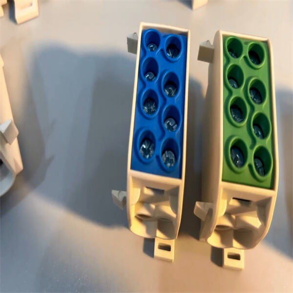 Comparing different types of 4 pole terminal blocks and choosing the right one for your project.
