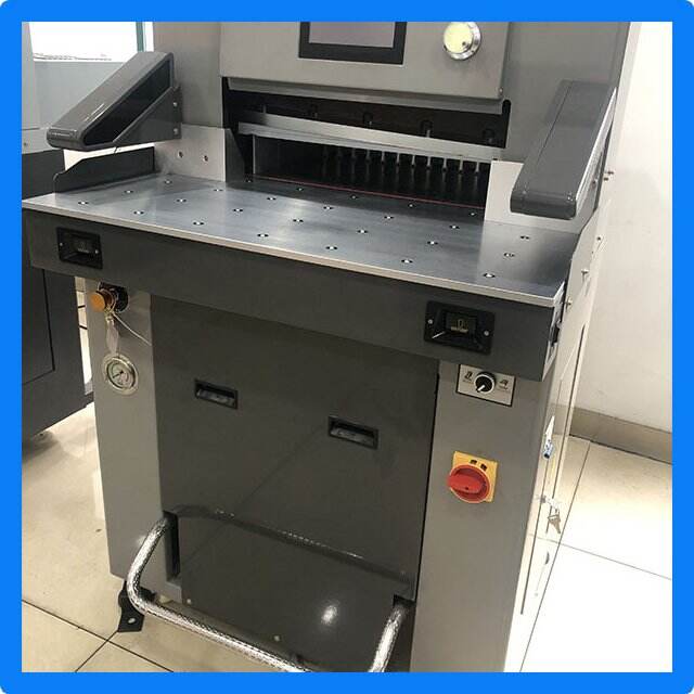 Ideal for professional and creative projects, a large paper trimmer delivers perfect cuts every time