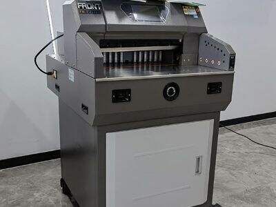 مقص الورق اليدوي مقابل الكهربائي: أيهما يناسب عملك الصغير؟