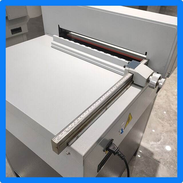 Easy-to-use paper trimmer for scrapbooking projects