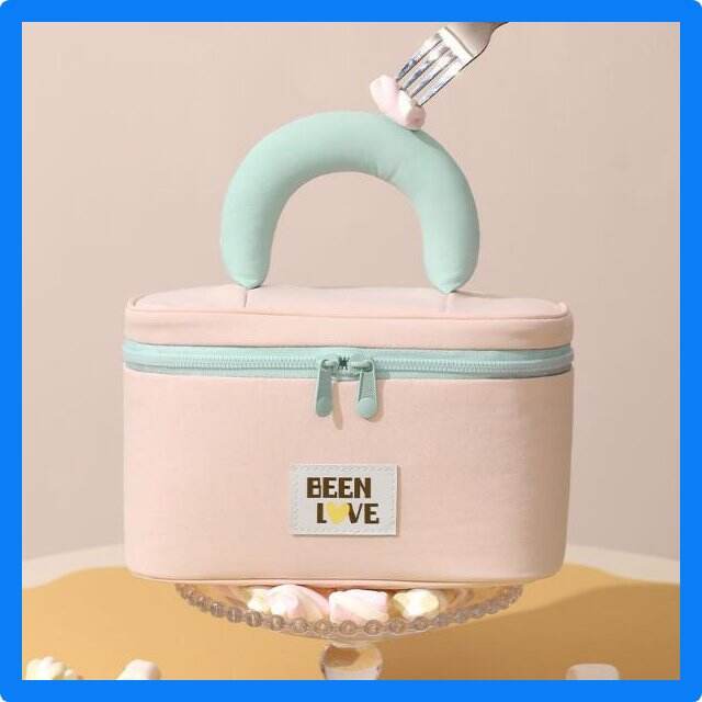 What are the latest trends in travel organizer cosmetic bags for wholesale buyers?