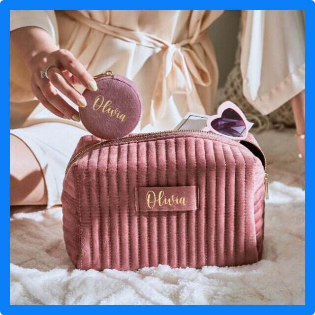 What are the must-have features of a large cosmetic makeup bag