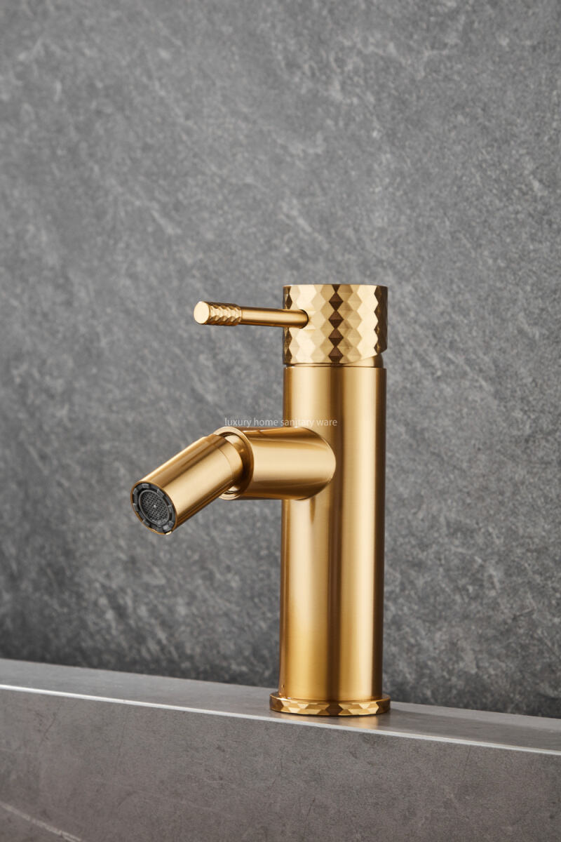 Luxury Home New Basin Washbasin Long Mouth-carved Handle-brushed Gold Bathroom Bidet Faucet Table manufacture