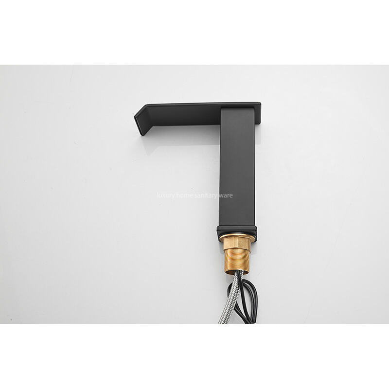 Hot-selling Modern Luxury Single Lever Nozzle Faucet Induction Quartet Short-black Non-touch Induction Faucet manufacture