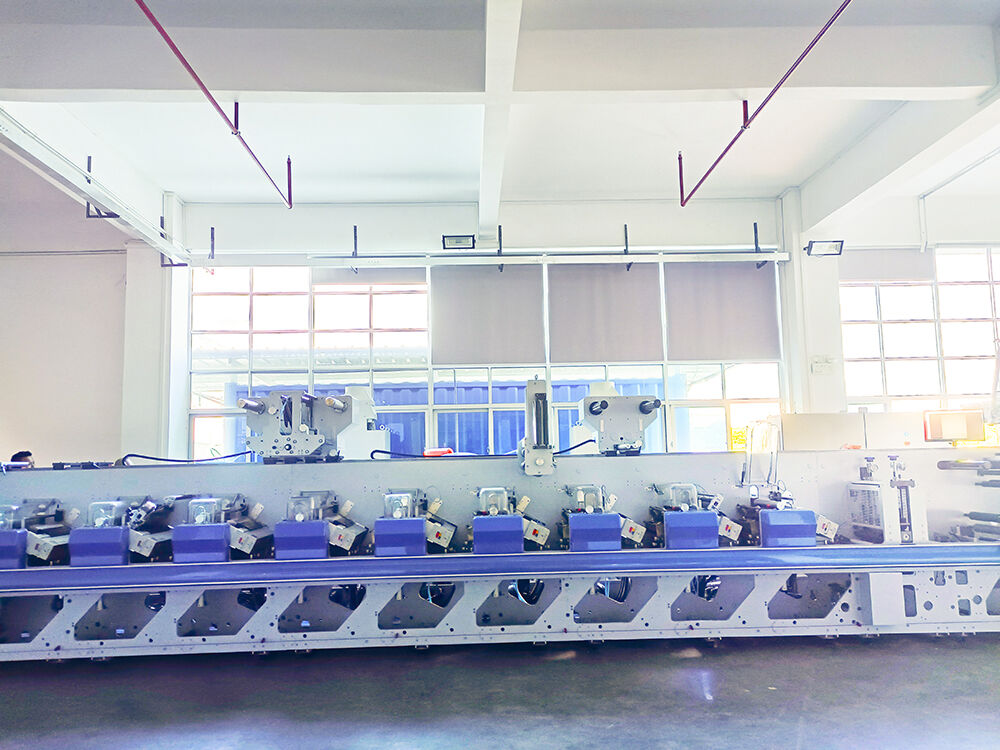 Custom Size Blank Continuous High Gloss Matt Synthetic Adhesive Paper Inkjet Label Roll 102mm 216mm Inkjet Sticker manufacture