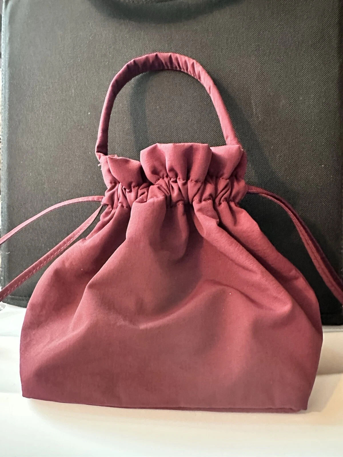 Custom logo Professional Bright Cherry Red Pouch Velvet Cosmetic Makeup Bag Handbag Velvet Drawstring Bag details