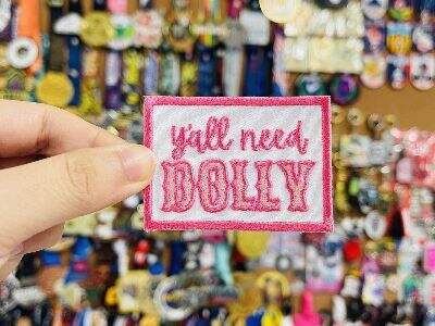 أفضل 10 استخدامات إبداعية للرقع المخصصة على الملابس والحقائب والقبعات