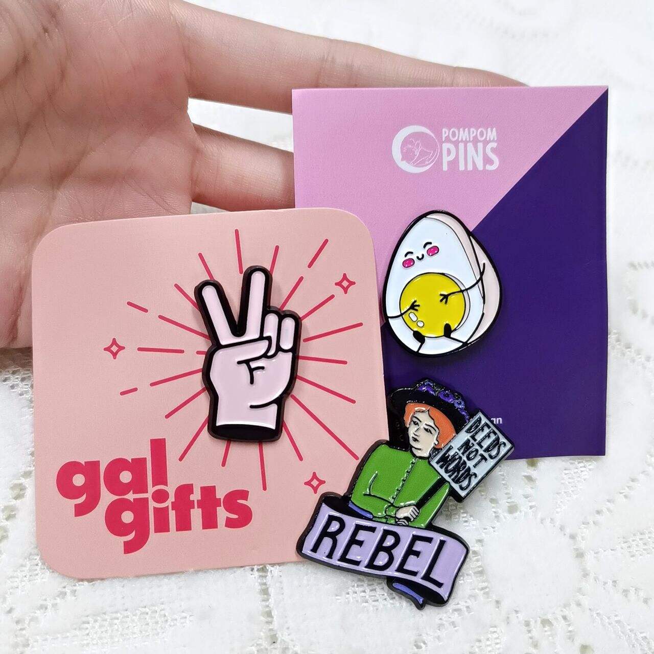 Kumpulkan semua karakter favoritmu dengan pin enamel Disney