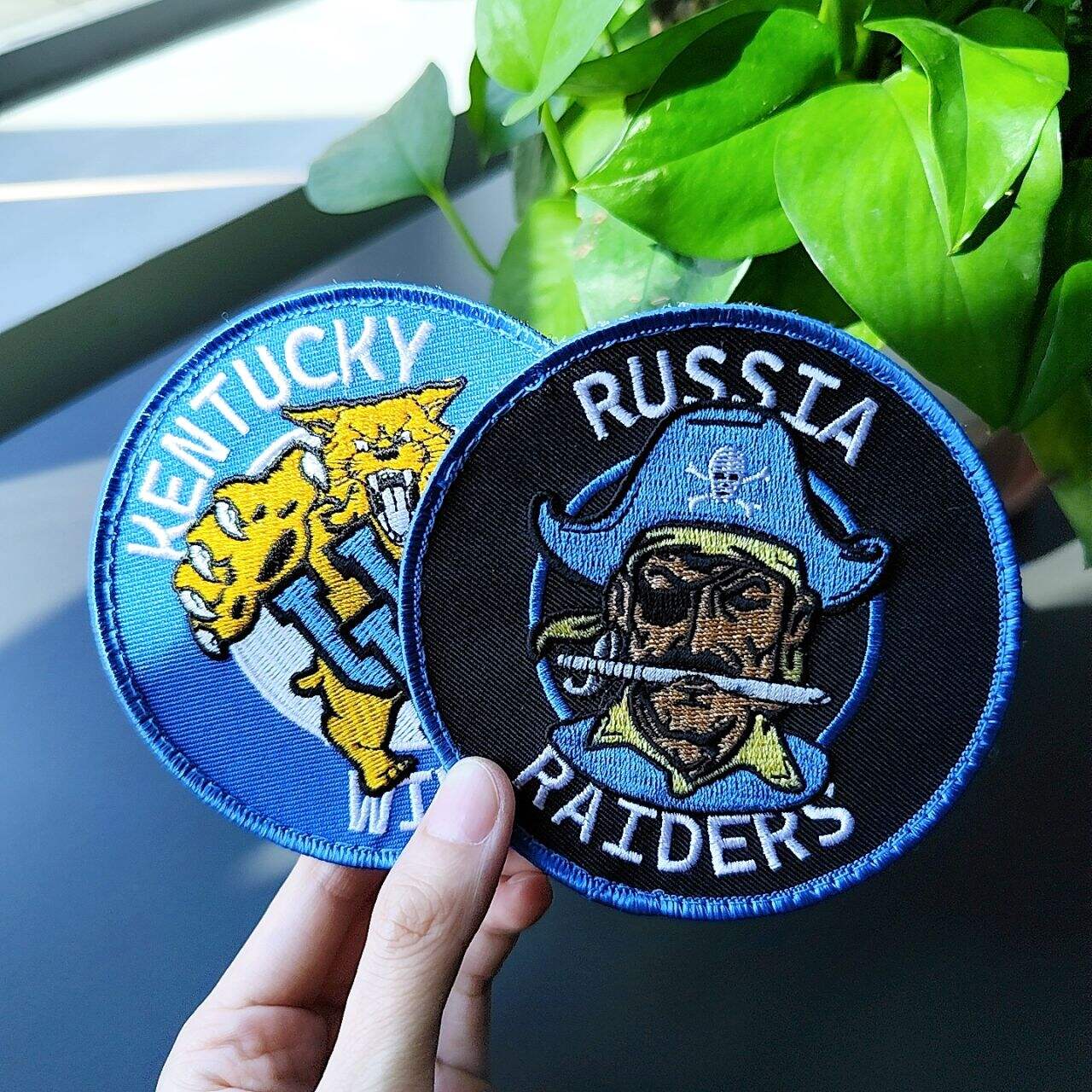 Heben Sie sich mit einem gestickten Patch von der Masse ab