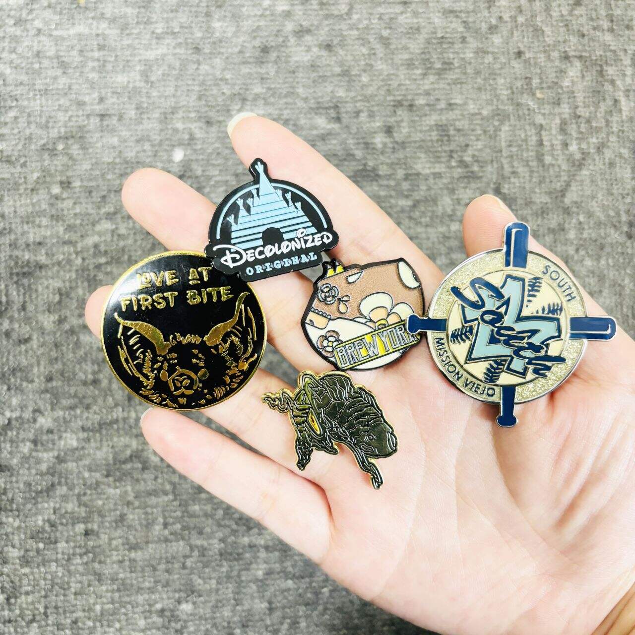 Meningkatkan Merek Anda dengan Pin Enamel Berkualitas Tinggi.