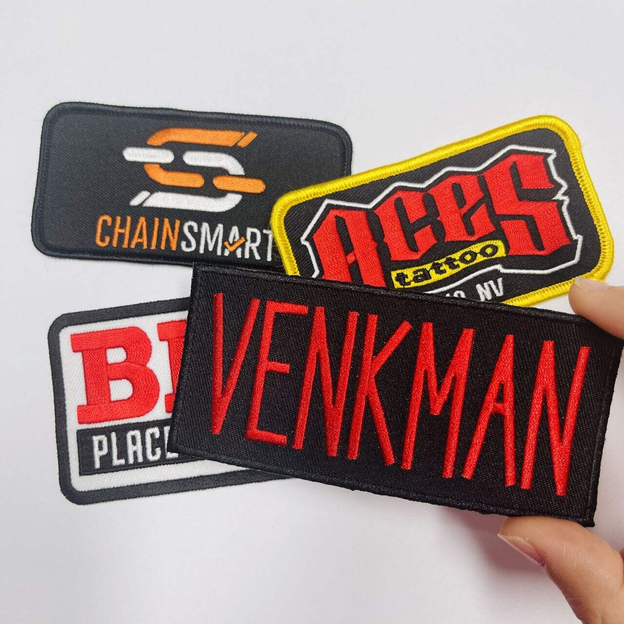 Feiern Sie Ihre Individualität mit personalisierten, gestickten Namensaufnähern