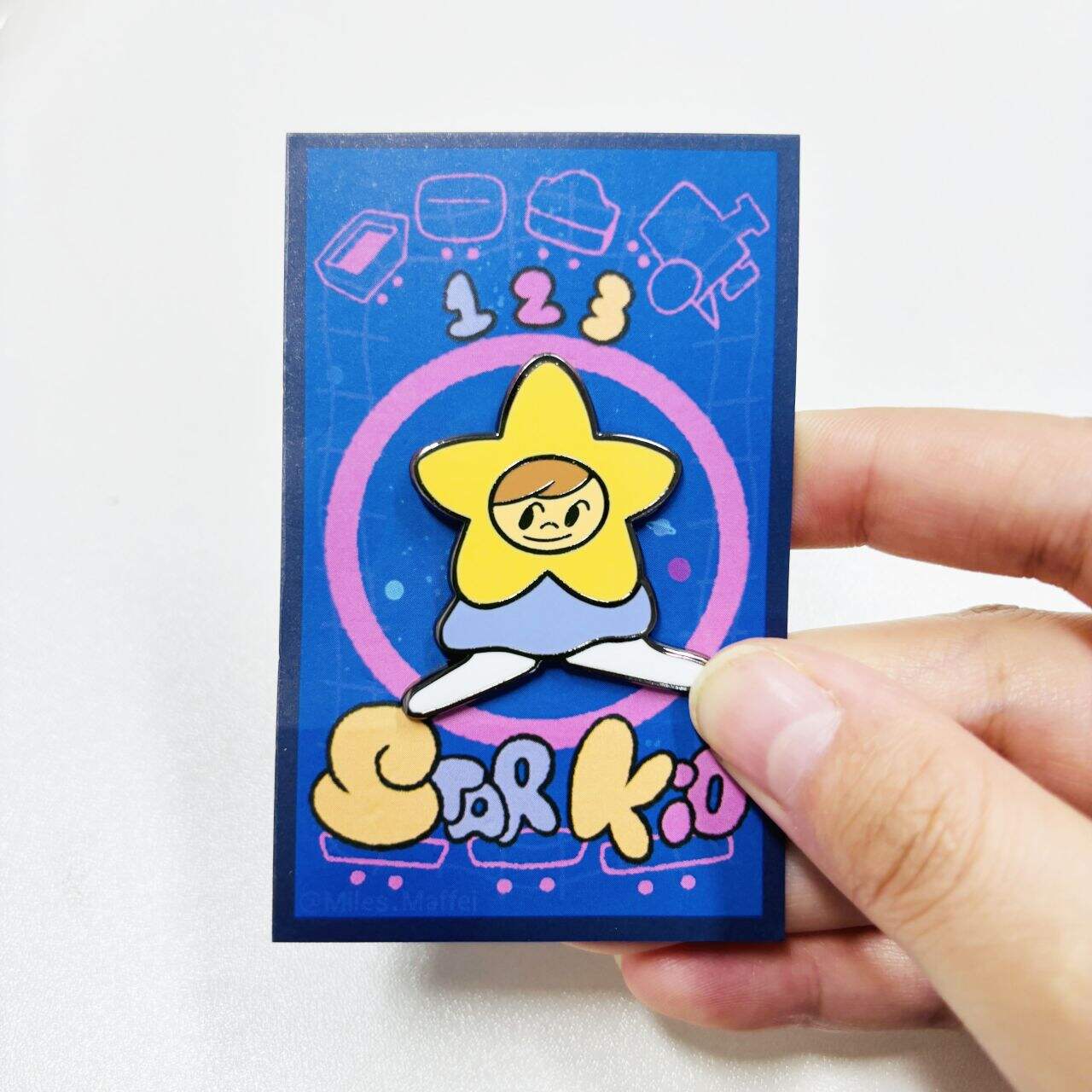 Tunjukkan cinta Anda pada kucing dengan gembok enamel yang indah.