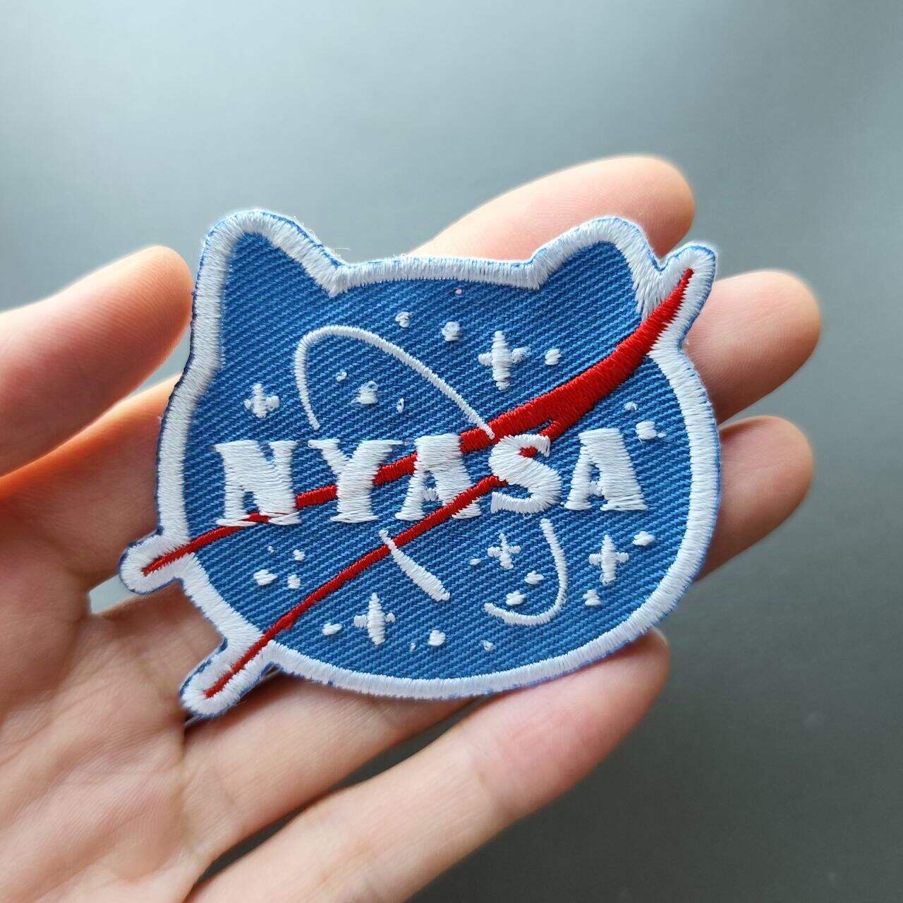 ابقَ باردًا وأنيقًا مع قبعات الشاحنة القابلة للتخصيص التي تحتوي على شاراتك المفضلة!