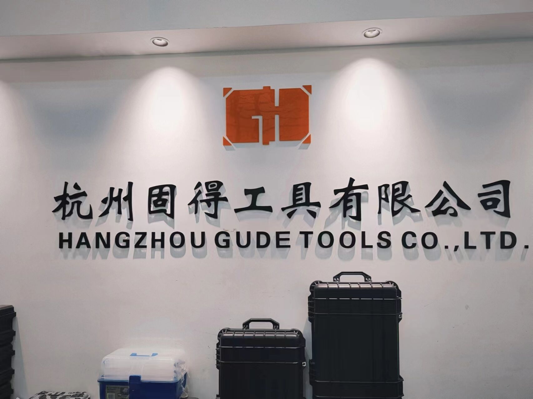 Outdoor Hunting Sports Waterproof Shockproof Hard Shell Ammo Box Customizable Plastic Carry Bullet Case OEM Sports Storage manufacture