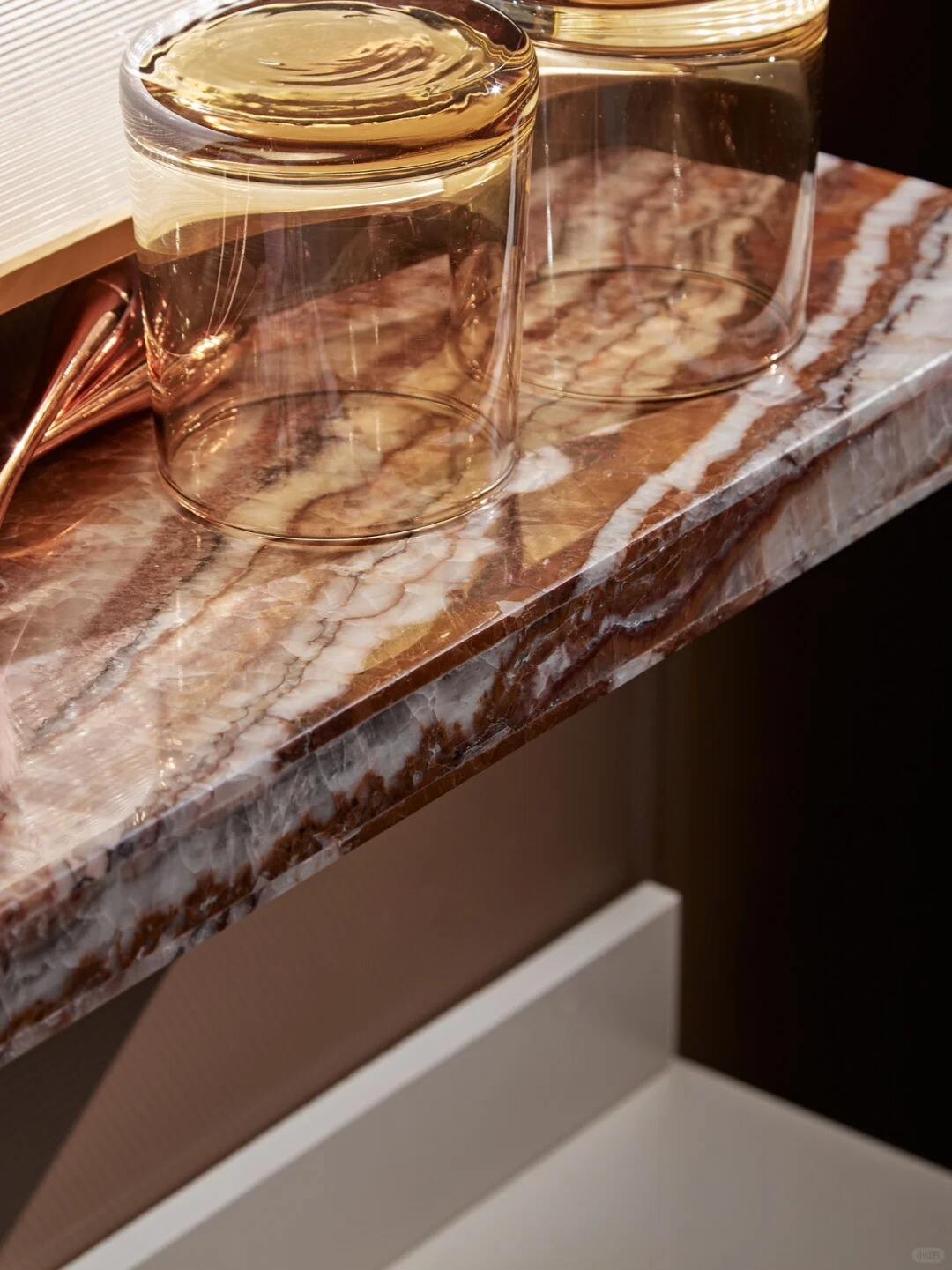 Natural Litchi Patterned Marble and Translucent Backlit Yellow Onyx for Interior Wall and Background Wall Decoration manufacture