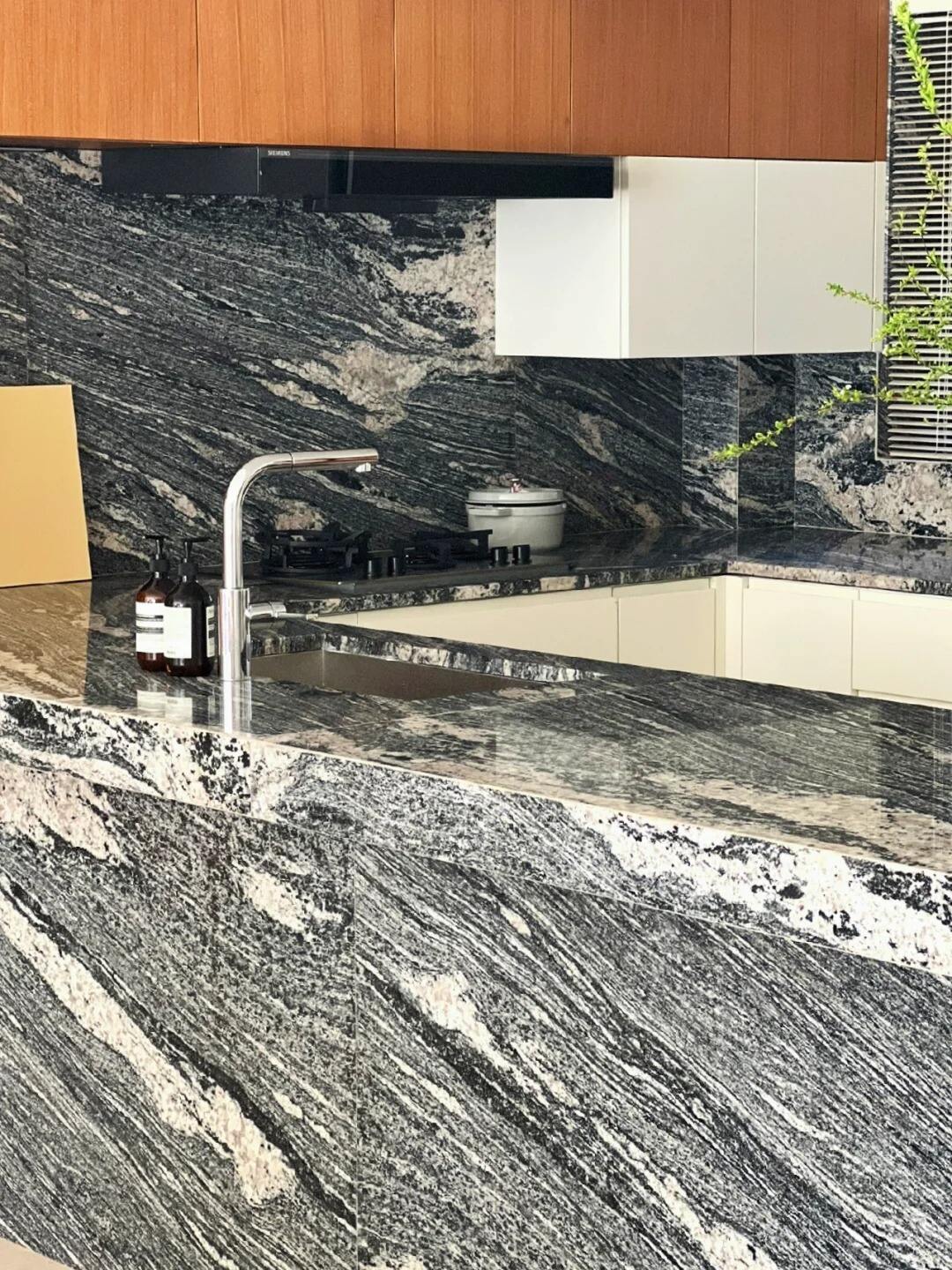 Natural Litchi Patterned Marble and Translucent Backlit Yellow Onyx for Interior Wall and Background Wall Decoration supplier