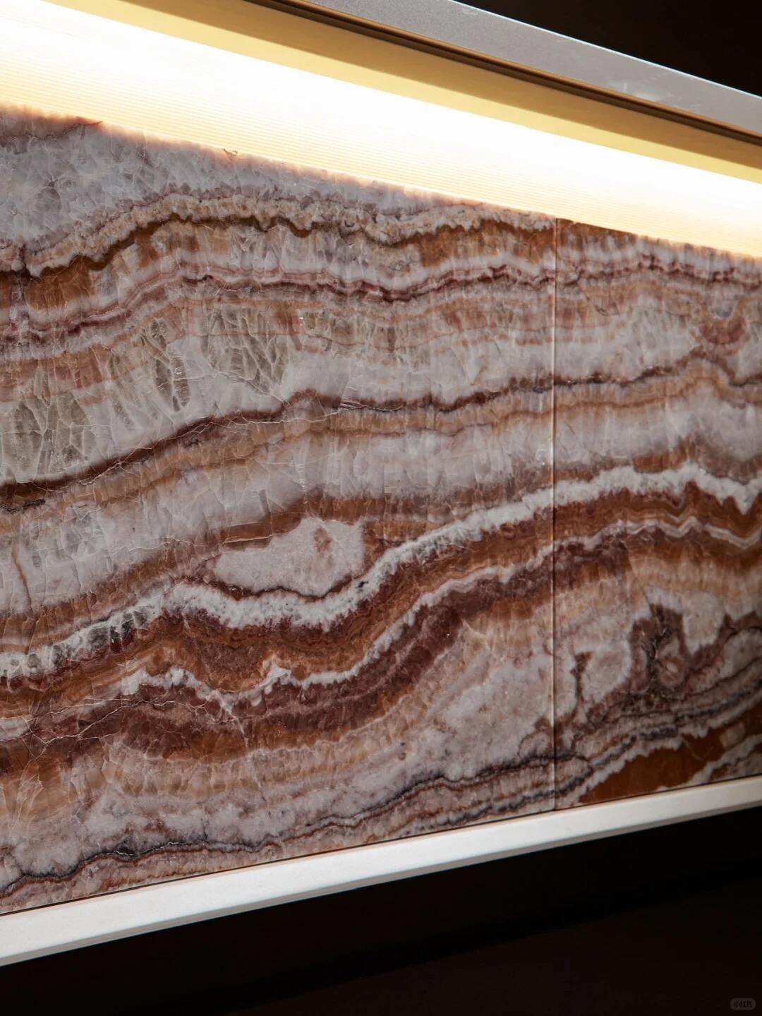 Natural Litchi Patterned Marble and Translucent Backlit Yellow Onyx for Interior Wall and Background Wall Decoration manufacture