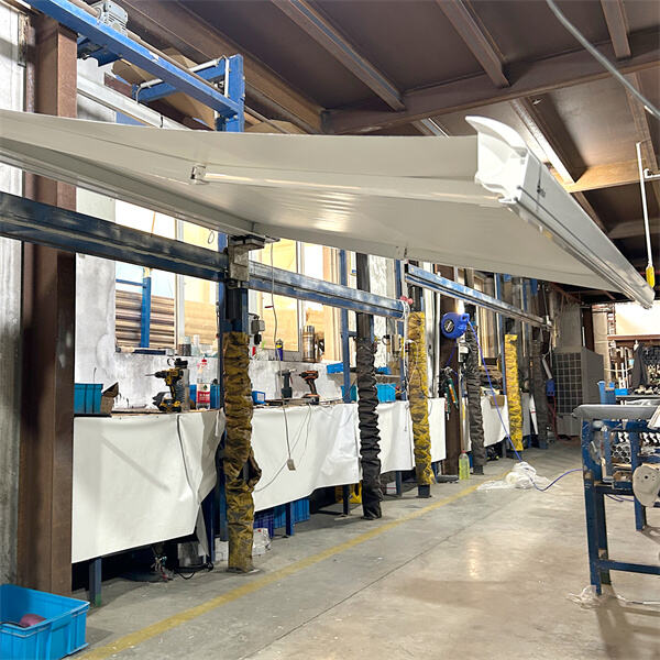 Démarquez-vous sur la route grâce à nos options d'auvents uniques et personnalisables pour fourgons Sprinter