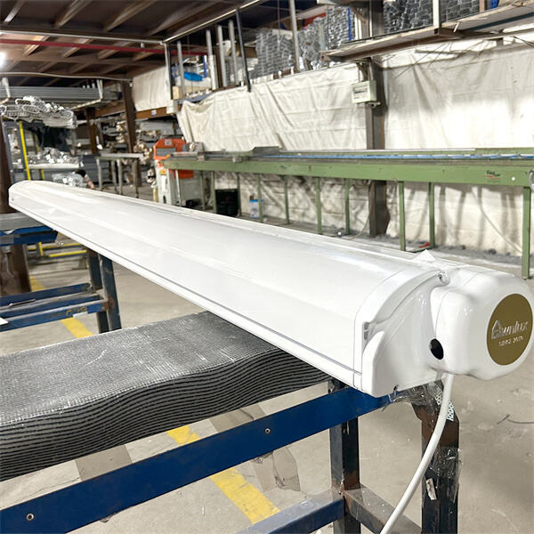 Restez au frais et protégé des intempéries grâce à nos auvents de haute qualité pour fourgons Sprinter