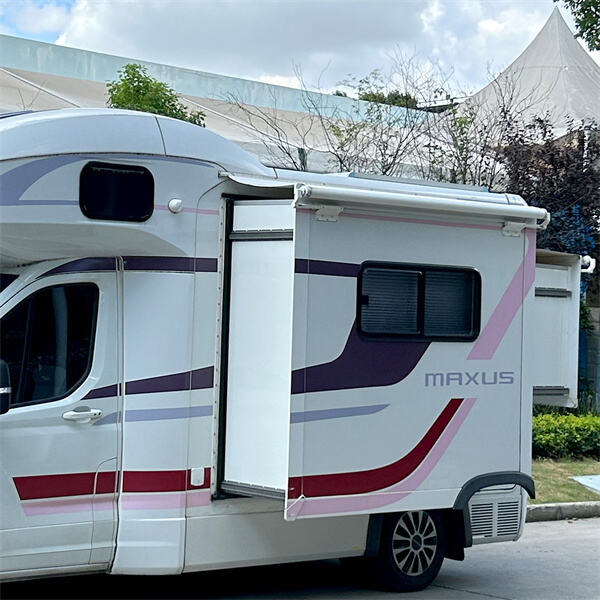 Gardez les coulisses de votre camping-car propres et protégées grâce aux auvents Slide Topper