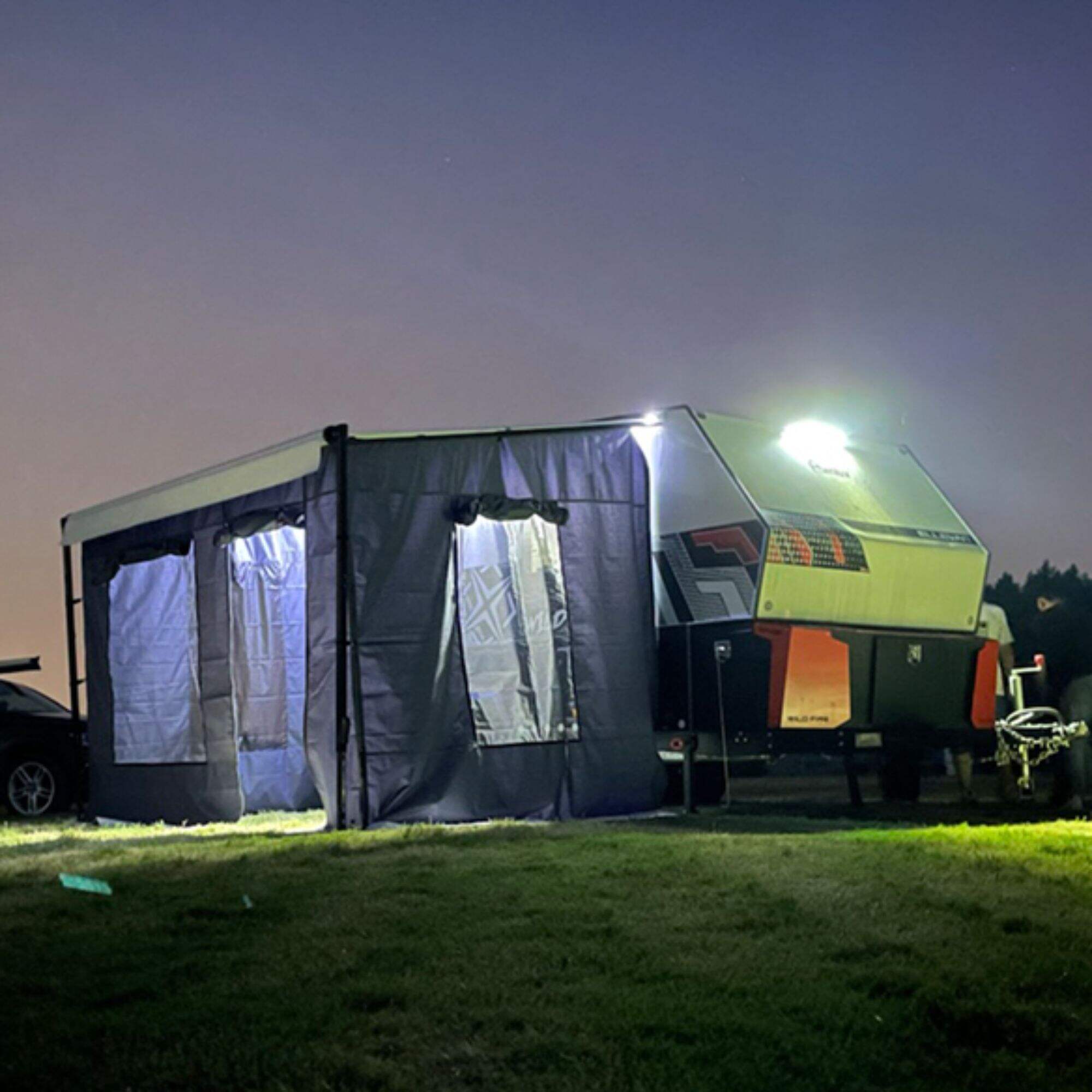 Sala de mosquitero con toldo para vehículos recreativos