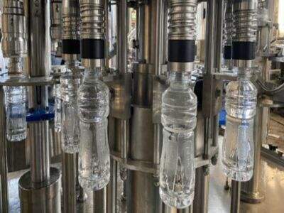 لماذا تعتبر أجهزة تعبئة زجاجات المياه مع التصفية هي الأفضل للاستخدام المنزلي