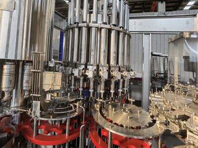 Quelles sont les différences entre le remplissage par gravité et le remplissage sous pression dans les installations automatiques de bouteilles ?