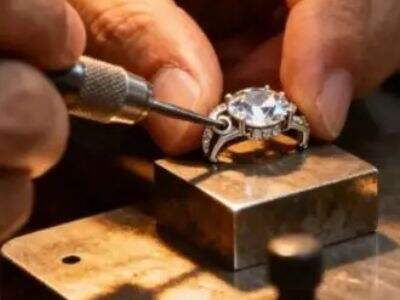 ما العوامل التي تؤثر في أوقات التسليم المخصصة للحلي؟