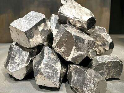 التركيبة المادية للأحجار الصناعية المضيئة