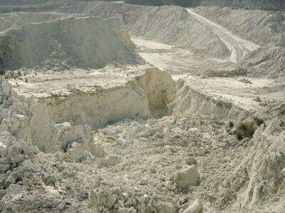 كيف يحسّن طين الكاؤولين اتساق المنتجات في عمليات التصنيع