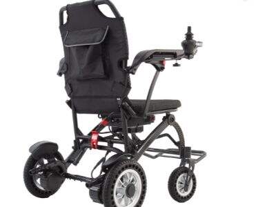 เก้าอี้ไฟฟ้าแบบขับเคลื่อนด้วยตนเอง กับ รถเข็นไฟฟ้า: แบบไหนให้ความสามารถในการเคลื่อนที่ได้ดีกว่ากัน?