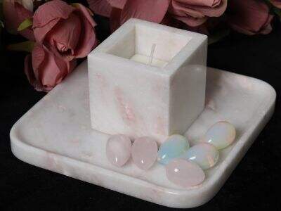 Как стилизовать подсвечники из мрамора для минималистичного вида кофейного столика