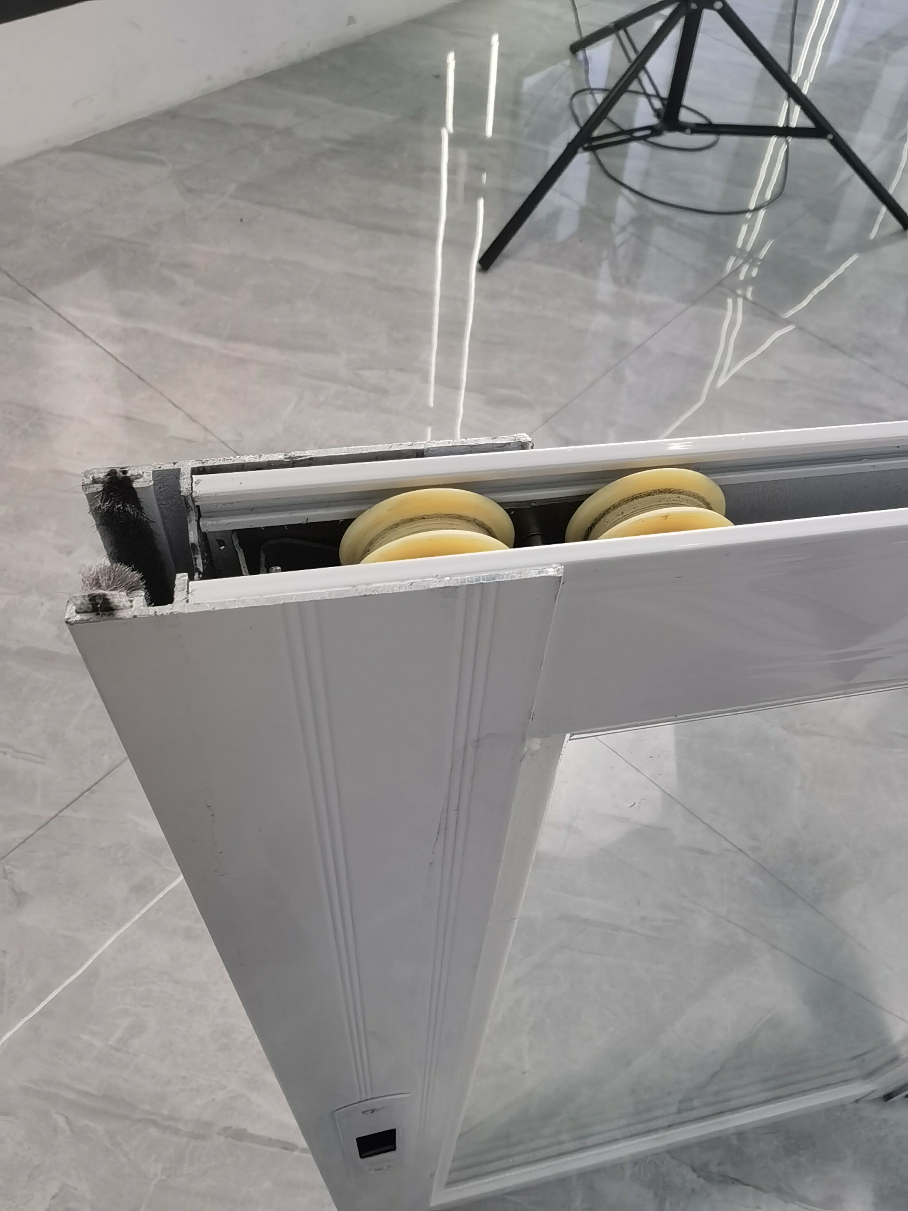 Customized Weather-resistant Double-layer Glass Sliding Windows with 3 Tracks and Multiple Channels for Home Sealing factory