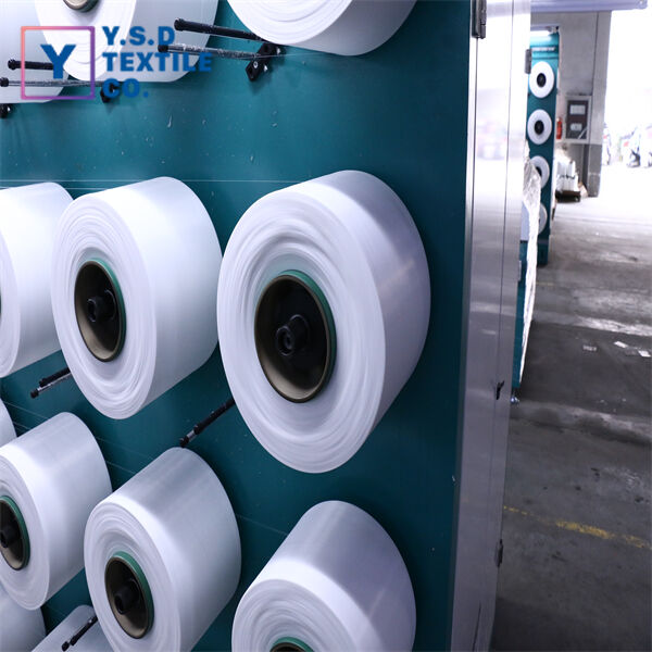 Restez en avance sur les dernières tendances textiles avec nos fils texturés en polyester innovants