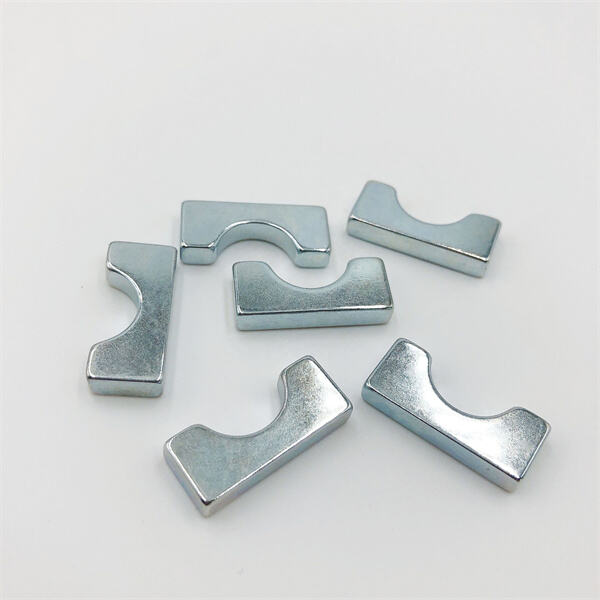 يمكنك بسهولة تثبيت وإزالة العناصر باستخدام النقاط المغناطيسية اللاصقة